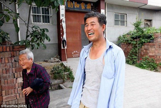 Zhang akan mendedikasikan sisa usianya untuk merawat sang ibu yang semakin menua setiap harinya | Photo: Copyright asiantown.net 