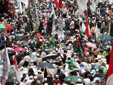Ribuan massa yang tergabung dalam Forum Umat Islam (FUI) melakukan aksi damai 212 jilid 2 di depan Gedung Dewan Perwakilan Rakyat, Senayan, Jakarta, Selasa (21/2). (Liputan6.com/JohanTallo)
