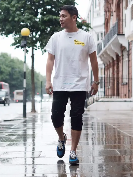 Gading Marten yang terkenal memiliki koleksi sneakers bahkan yang limited edition sekalipun. Hampir disetiap fotonya Gading selalu berganti sepatu. Sreetwear Gading yang satu ini juga gampang untuk diikuti ya. (Liputan6.com/gadiiing)