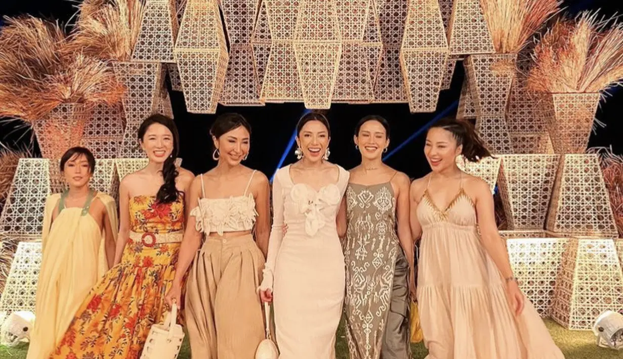 Nikita pun mengikat rambutnya ke belakang bergaya ponytail. Dengan kepangan ke samping. @nikitawillyofficial94.