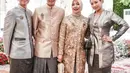 Sebagai om dan tante dari Athina, tentu Sandiaga Uno dan Nur Asia turut hadir mengenakan seragam tradisional keluarga nuansa gold yang serasi. [@sandiuno].