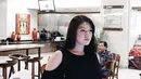 Sifat keibuan dirasakan Alice pasca melahirkan. Diharuskan beristirahat, namun Alice tetap ingin mengurus dan menyusui bayi perempuannya itu. Ia pun juga turut memberikan ASI secara eksklusif. (Instagram/alicenorin)