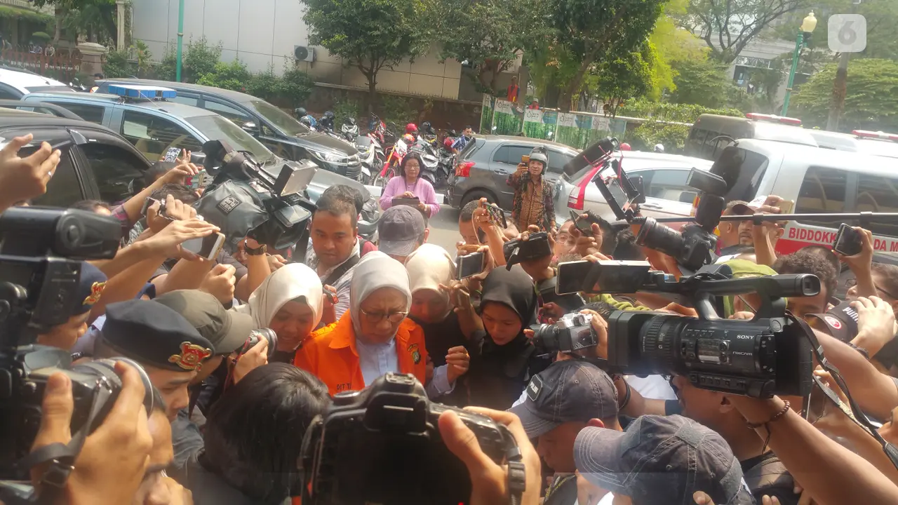 Ratna Sarumpaet menjalani pemeriksaan kesehatan di Biddokes Polda Metro Jaya.