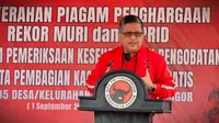 Sekretaris Jenderal DPP PDI Perjuangan Hasto Kristiyanto menyampaikan dua buah pantun ketika memberi pidato dalam kegiatan penyerahan piagam penghargaan untuk PDIP di Lapangan Teluk Pinang, Ciawi, Kabupaten Bogor, Selasa (15/8/2023). (Foto: Dokumentasi PDIP).