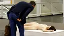 Seorang pria saat melihat patung karya John de Andrea yang bernama " Lisa " selama Art Cologne 2016 di Jerman 15 April 2016. Patung yang sangat menyerupai manusia ini terbuat dari perunggu, minyak olychromed dan rambut asli. (REUTERS / Wolfgang Rattay)