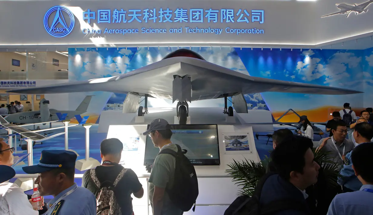 Prototipe pesawat tempur siluman tak berawak generasi baru, CH-7 ditampilkan dalam Pameran Penerbangan dan Antariksa Internasional ke-12 China atau Airshow China 2018 di Kota Zhuhai, Provinsi Guangdong, Selasa (6/11). (AP Photo/Kin Cheung)