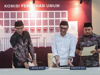 Ketua Komisi Pemilihan Umum (KPU) RI Hasyim Asyari (tengah) didampingi anggota KPU RI saat memberikan keterangan terkait debat Capres dan Cawapres ke 3 di Gedung KPU, Jakarta, Jumat (5/1/2024). (Liputan6.com/Angga Yuniar)