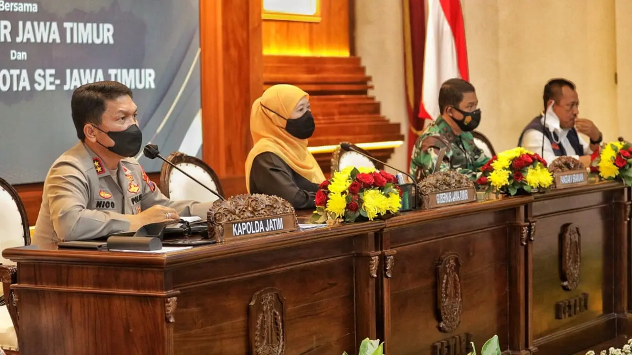 Gubernur Jatim  Khofifah Indar Parawansa bersama jajaran Forkopimda. (Dian Kurniawan/Liputan6.com)