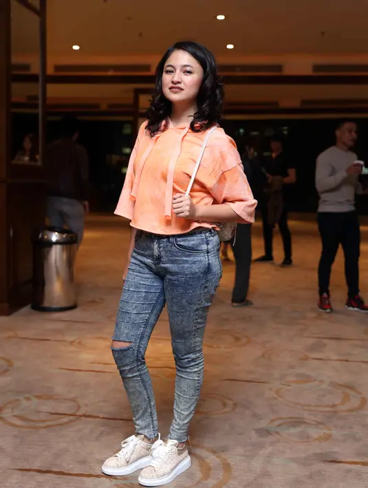 "Iya lebih ke anak, ke pekerjaan, dan lebih ke keluarga aja. Gak kok, gak ada yang deketin," tutur Marshanda tertawa. (Nurwahyunan/Bintang.com)