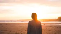 ilustrasi perempuan berlibur ke pantai/copyright unsplash.com/Linda Xu