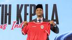 Pelatih kepala baru Timnas Indonesia, Patrick Kluivert berpose dengan memegang jersey dan memakai peci setelah sesi konferensi pers yang berlangsung di Hotel Mulia, Senayan, Jakarta, Minggu (12/01/2025). (Bola.com/Bagaskara Lazuardi)