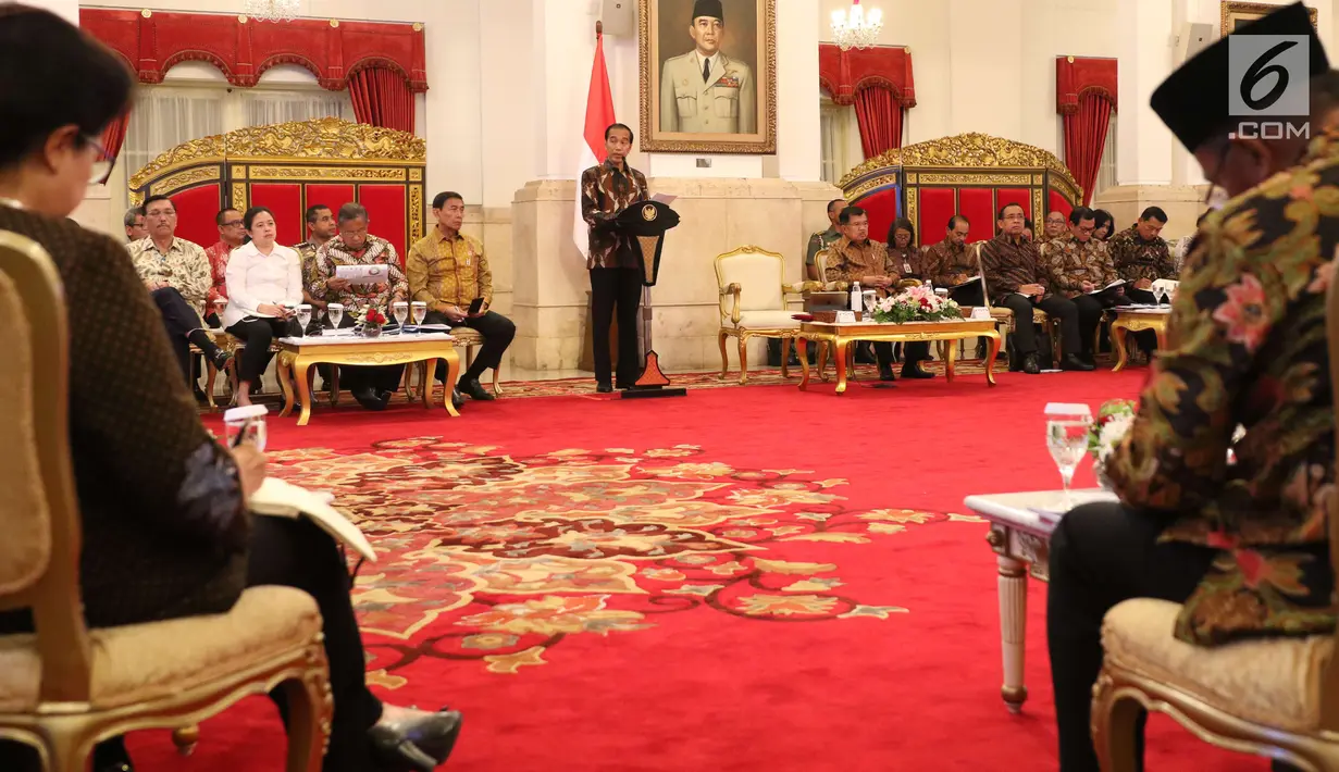 Presiden Jokowi didampingi Wakil Presiden Jusuf Kalla membuka rapat kabinet paripurna di Istana Negara, Senin (5/3). Jokowi meminta jajarannya untuk bisa menjaga stabilitas politik dan keamanan di tahun politik 2018 dan 2019. (Liputan6.com/Angga Yuniar)