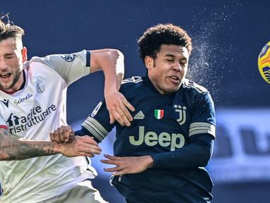 Duel udara pemain Juventus, Weston McKennie (kanan) dengan pemain Bologna, Mitchell Dijks dalam laga lanjutan Liga Italia di Stadion Allianz, Turin, Minggu (24/1/2021). (Foto: AFP/Miguel Medina)