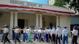Latihan upacara ini digelar untuk mengibarkan sang saka merah putih di Gedung Joan 45 pada 17 Agustus mendatang. (Liputan6.com/Faizal Fanani)