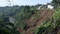 Setiap diguyur hujan, kata dia, tebing itu terus terkikis dan terbawa arus Sungai Ciliwung. (Achmad Sudarno/Liputan6.com)