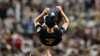 Son Heung-min diarak oleh rekan-rekannya di Tottenham Hotspur seusai menjalani laga terakhirnya di klub tersebut, Minggu (3/8/2025) malam WIB. (Anthony WALLACE / AFP)