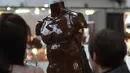 Pengunjung melihat coklat yang berbentuk anggota badan manusia di Brussels Chocolate Fair di Brussels, Belgia (10/2). Kota Brussels memang dikenal sebagai surga pada pecinta coklat, menyediakan aneka merk coklat. (AFP/Emmanuel Dunand)