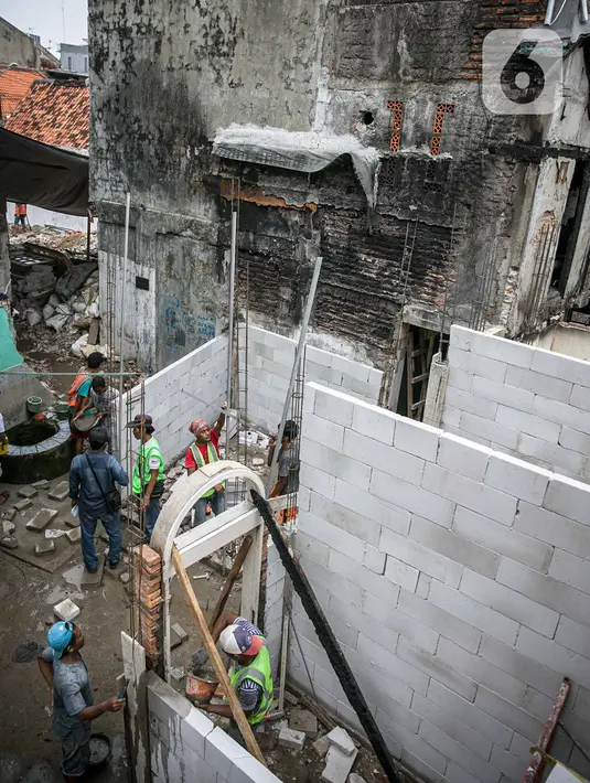 Pekerja menyelesaikan pengerjaan revitalisasi Kampung Kwitang, Jakarta, Kamis (7/4/2021). Sebanyak 27 rumah yang terbakar di Jl Kembang V, Kwitang, Jakarta Pusat, pada Sabtu (13/3) lalu. dan ditarget kan sebelum lebaran 2021. (Liputan6.com/Faizal Fanani)