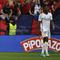 Gelandang Real Madrid asal Uruguay #15, Federico Valverde (kiri), dan bek Real Madrid asal Prancis #18, Aurelien Tchouameni, bereaksi terhadap gol yang dicetak oleh gelandang Osasuna asal Spanyol #34 Iker Munoz selama pertandingan Liga Spanyol antara CA Osasuna dan Real Madrid CF di stadion El Sadar di Pamplona pada 16 Maret 2024. (ANDER GILLENEA/AFP)