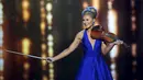 Miss Mississippi, Hannah Roberts menunjukan bakat bermain biola saat ajang kecantikan Miss Amerika 2015 di Boardwalk Hall di Atlantic City, New Jersey, 8 September 2015. (REUTERS/Mark Makela) 