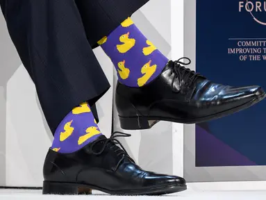 Kaus kaki yang dikenakan Perdana Menteri Kanada Justin Trudeau saat menghadiri acara tahunan World Economic Forum (WEF) di Davos, Swiss, Kamis (25/1). Lagi-lagi PM Trudeau menjadi perhatian karena kaus kaki tak biasanya. (Fabrice COFFRINI/AFP)
