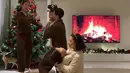 Keluarga Bachdim pun kompak mengenakan piyama saat membuat pohon natal di rumahnya. Piyama pun tampan warna kecoklatan. Lengkap dengan bando rusa. [@jenniferbachdim]