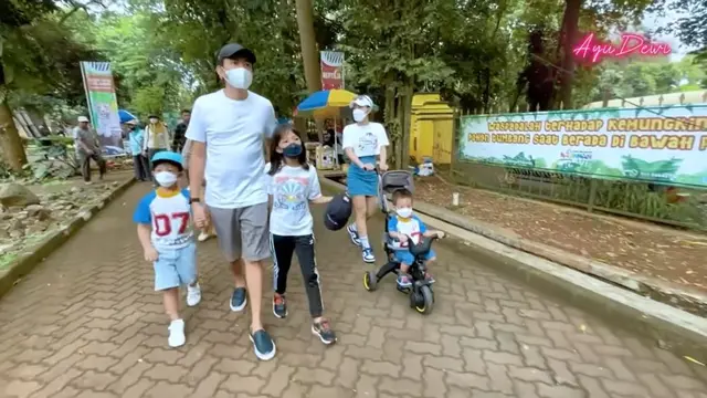 7 Potret Kompak Ayu Dewi Bersama Suami Ajak Buah Hati Main Ke Kebun Binatang