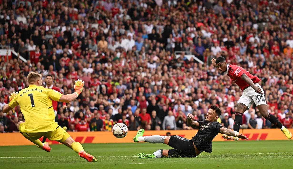 Manchester United. Hingga pekan ke-19 Liga Inggris 2022/2023, Arsenal masih memimpin klasemen dengan 44 poin, hasil dari 14 kali menang, 2 kali imbang dan 1 kali kalah. Satu-satunya kekalahan The Gunners diderita dari Manchester United pada pekan ke-6 (4/9/2022). Saat itu MU sukses mengalahkan Arsenal dengan skor 3-1 di Old Trafford lewat gol-gol dari Anthony dan dwigol Marcus Rashford. Satu-satunya gol Arsenal dicetak Bukayo Saka. (AFP/Oli Scarff)