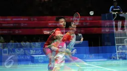 Pebulutangkis tunggal putra Indonesia Ihsan Maulana Mustofa saat laga melawan Sappanyu Avihingsanon (Thailand) di final beregu putra SEA Games ke-28 di Singapore Indoor Stadium, Singapura, Jumat (12/6/2015). (Liputan6.com/Helmi Fithriansyah)