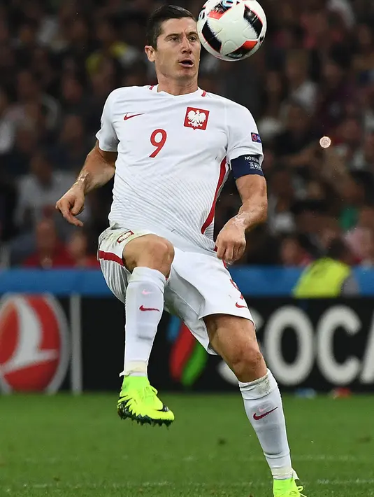 1. Robert Lewandowski, gagal memburu Jamie Vardy membuat Arsenal coba mengincar striker Polandia ini. Menurut The Sun, meski baru memperpanjang kontrak dengan Munchen, Arsene Wenger yakin bisa mendapatkan Lewandowski. (AFP/Anne-Christine Poujoulat)