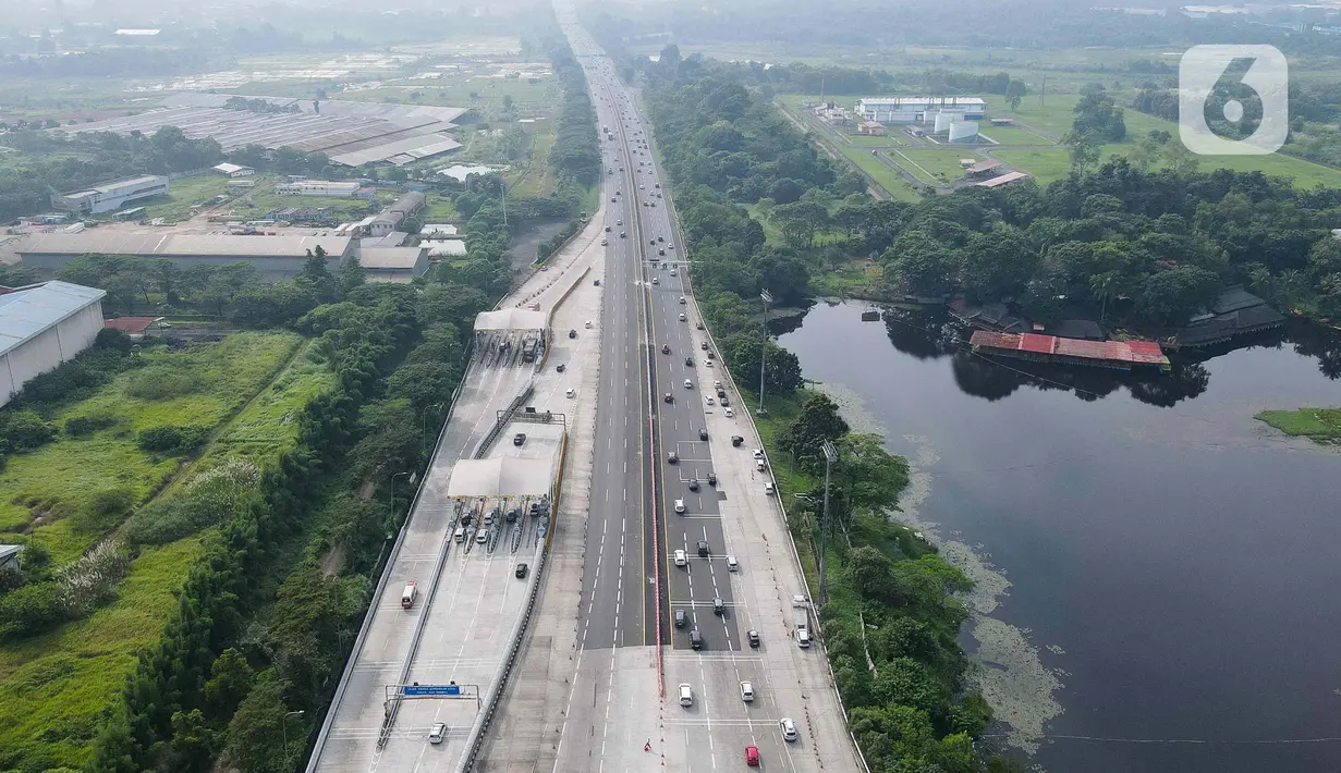 Arus lalu lintas mengalami peningkatan seiring pemberlakuan skema lawan arus (contraflow) dan satu jalur (one way) di jalan Tol TransJawa. (Liputan6.com/Herman Zakharia)