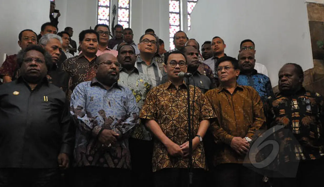 Menteri ESDM Sudirman Said (tengah) dan Gubernur Papua Lukas Enembe (kedua kiri) memberikan keterangan terkait wacana pembangunan smelter PT Freeport di gedung Kementerian ESDM, Jakarta, Jumat (6/2).(Liputan6.com/Faizal Fanani)