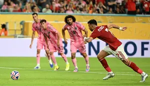 Pemain Al Ahly, Trezeguet, melepaskan tendangan penalti yang sayangnya mampu ditahan oleh kiper Inter Miami, Oscar Ustari, pada laga perdana Piala Dunia Antarklub 2025 di Stadion Hard Rock, Minggu (15/6/2025) pagi WIB. (PATRICIA DE MELO MOREIRA / AFP)