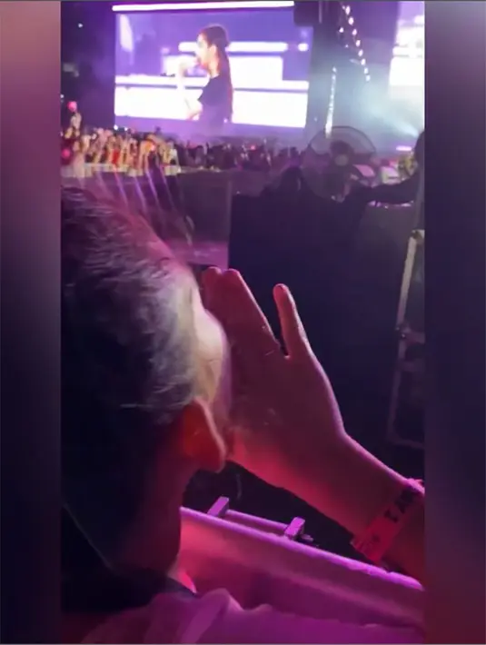 Dari video singkat yang diunggah, Bilqis tampak begitu heboh. Duduk dibangku barisan depan dan berulang kali histeris menyaksikan idolanya. Bilqis di notice hingga mendapat tanda cinta dari Jisoo. Bilqis juga mendapat kiss dari Lisa. [Instagram/ayutingting92]