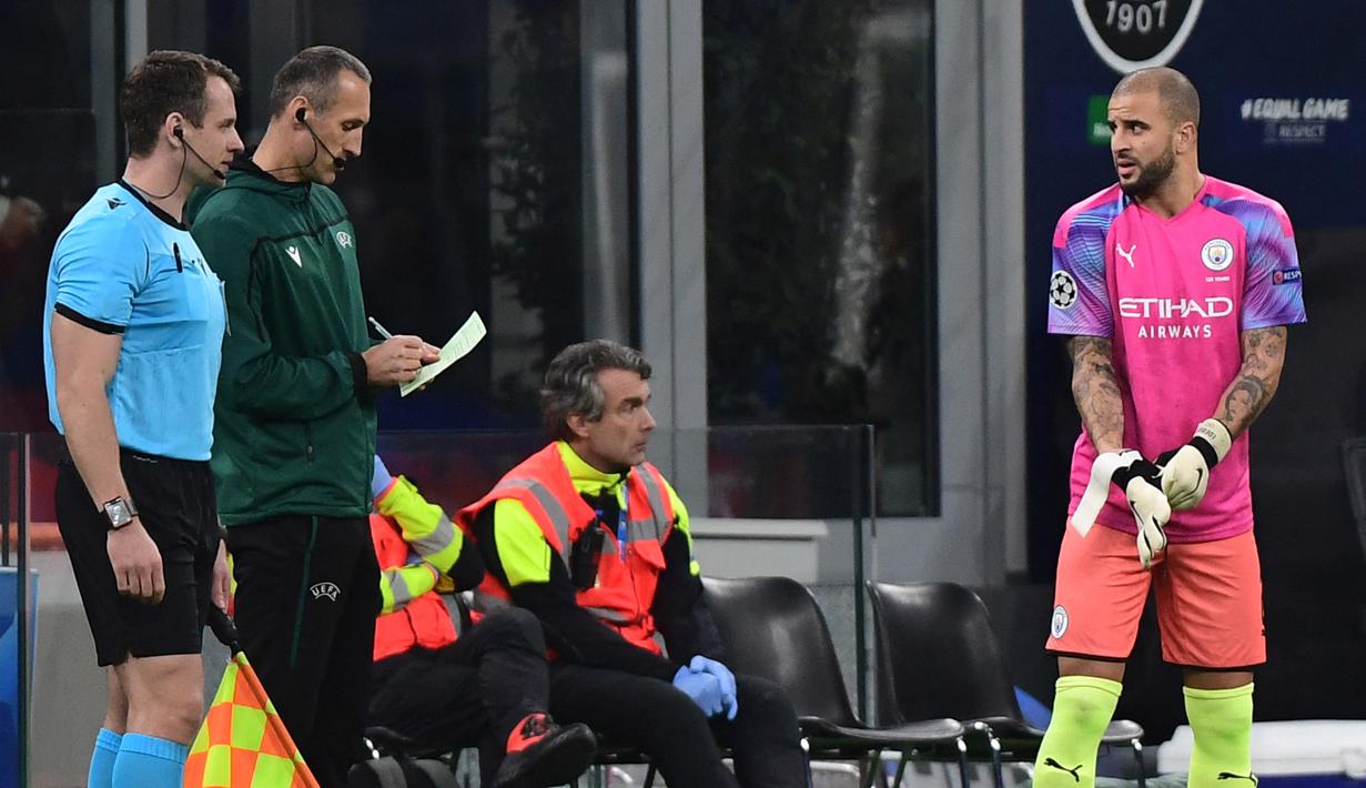 Pelatih Pep Guardiola terpaksa menunjuk Kyle Walker untuk berada di bawah mistar gawang saat melawan Atalanta setelah Claudio Bravo dikartu merah. Padahal, Bravo sudah berstatus kiper pengganti. (Foto: AFP/Miguel Medina)