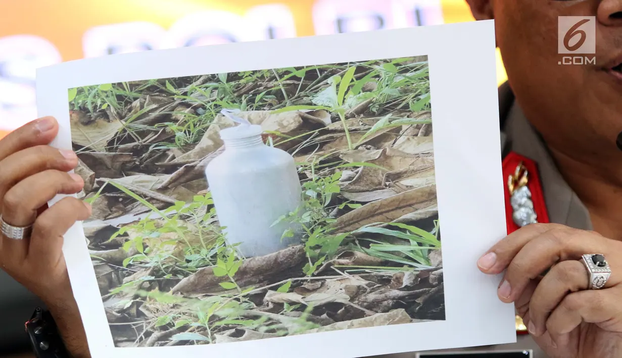 Karopenmas Mabes Polri, Brigjen Dedi Prasetyo menunjukkan gambar barang bukti tabung gas berisi bahan peledak jenis triaceton triperoxide saat rilis di Jakarta, Senin (6/5/2019). Sebelumnya, Densus 88/Anti Teror meringkus tujuh orang kelompok JAD jaringan Lampung. (Liputan6.com/Helmi Fithriansyah)