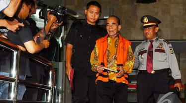Mantan Gubernur Riau Annas Maamun saat ditahan KPK dalam suap APBD Riau.