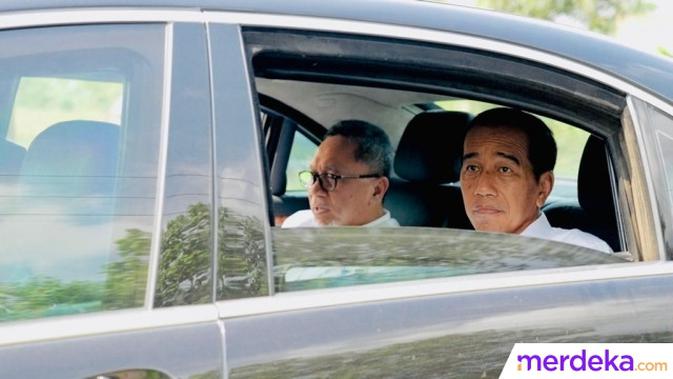 Di balik jendela, wajah Jokowi tampak masam saat mobil yang dikendarainya menabrak jalan bergelombang.
