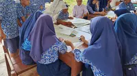 Kesibukan anak-anak SMP Negeri 1 Sirenja mengisi Papan Mimpi. (Liputan6.com/Dinny Mutiah)