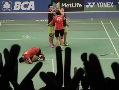 Ganda campuran Indonesia, Tontowi Ahmad/Liliyana Natsir, berhasil menjadi juara BCA Indonesia Open usai mengalahkan pasangan China, Zheng Siwei/Cheng Qinqchen di JCC, Jakarta, Minggu (18/6/2017). (Bola.com/M Iqbal Ichsan)