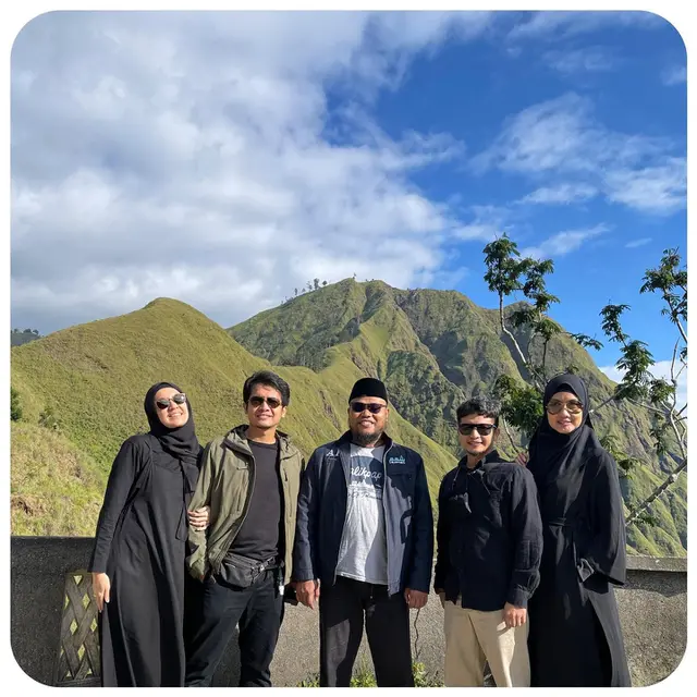 Tampil Mesra, Ini 5 Momen Liburan Dhini Aminarti dan Dimas Seto di Lombok