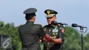 Jenderal TNI Gatot Nurmantyo (kanan) menerima tongkat komando dari Jenderal TNI Moeldoko saat Serah Terima Jabatan Panglima TNI di Mabes TNI Jakarta, Selasa (14/7/2015). Sertijab ini tindak lanjut Keppres No 49/TNI/2015. (Liputan6.com/Helmi Fithriansyah)