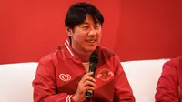 Pelatih kepala Timnas Indonesia, Shin Tae-yong memberikan keterangan pada konferensi pers Satu Hati untuk Garuda yang berlangsung di Ruang Semeru, Hotel Sultan, Senin (20/03/2023). (Bola.com/Bagaskara Lazuardi)