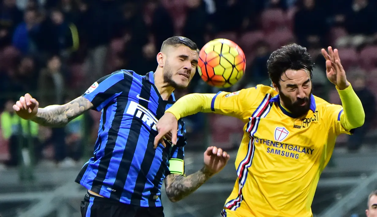 Striker Inter Milan, Mauro Icardi, berebut bola dengan pemain Sampdoria, Mattia Cassani, dalam lanjutan Serie A Italia di Stadion Giuseppe Meazza, Milan, Minggu (21/2/2016). (AFP/Giuseppe Cacace)
