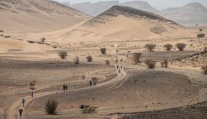 Sejumlah pelari berkompetisi pada stage pertama Marathon des Sables 2023 yang menempuh antara Jebel Irhs hingga Oued Tijekht di Gurun Sahara, Maroko, 24 April 2023. Ajang yang berlangsung dari 21 April hingga 1 Mei 2023 tersebut diikuti oleh 1200 pelari dan akan menempuh 250 km. (AFP/Jean-Philippe Ksiazek)