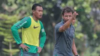 Pelatih Timnas Indonesia, Luis Milla mengarahkan sasaran yang harus dilakukan  Hansamu Yama pada sesi latihan di Lapangan ABC Senayan, Jakarta (21/2/2018). Latihan ini merupakan persiapan Asian Games 2018. (Bola.com/Nick Hanoatubun)