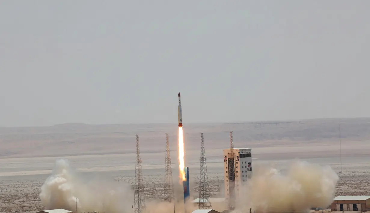 Roket Simrogh saat diluncurkan dari Pusat Antariksa Imam Khomeini, Iran (27/7). Peluncuran roket ini dilakukan Iran setelah memperingatkan akan merespons sanksi baru AS terhadap program rudal balistik Teheran. (Iranian Defense Ministry via AP)