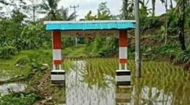 6 Potret Gapura Desa Ini Nyeleneh Banget, Bikin Susah Pengguna Jalan