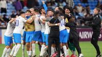 Selebrasi heboh para pemain Lion City Sailors usai memastikan tempat di final AFC Champions League 2 2024/2025. (AFP/David Gray)