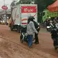 Tanah galian proyek yang kerap tumpah di Jalan Raya Narogong, Kecamatan Cileungsi, Kabupaten Bogor turut memicu kecelakaan. (Liputan6.com/Achmad Sudarno)